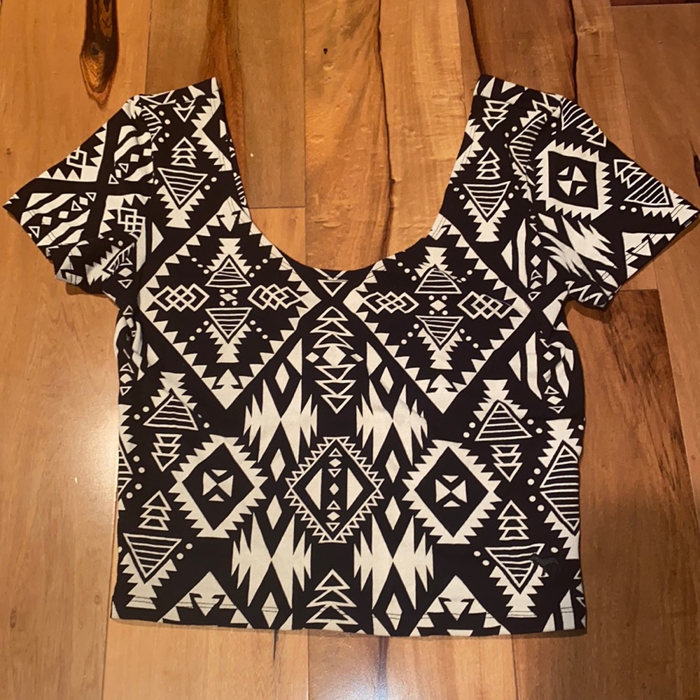 NWOT ~ VICTORIAS SECRET PINK VINTAGE AZTEC SCOOP NECK CROP SHIRT
